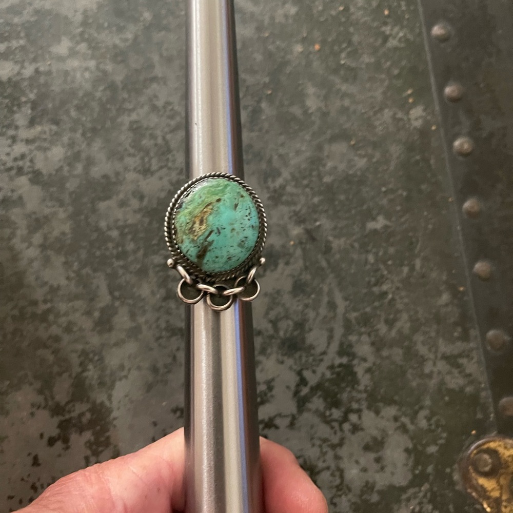 Old Vintage Native American Turquoise & Sterling Silver Ring in a size 7 - Picture 2 of 6